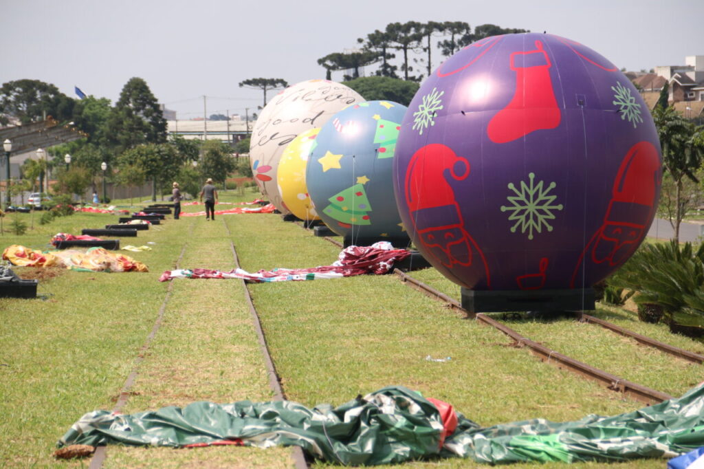 Parque Linear também recebe decoração natalina - Vero