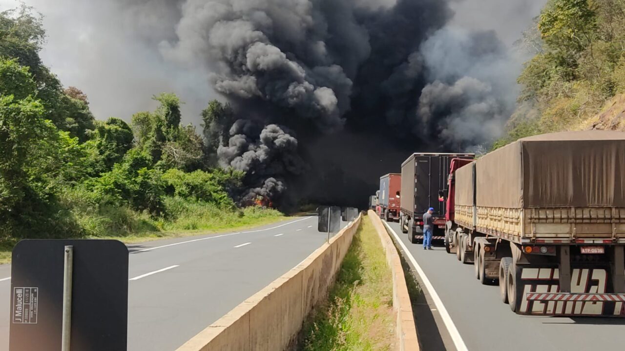 Colisão de caminhão de combustível incendeia e interdita pista na BR-376