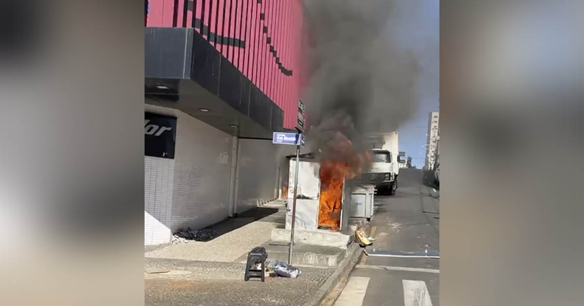 Bombeiros são mobilizados para conter incêndio em banca no calçadão de PG