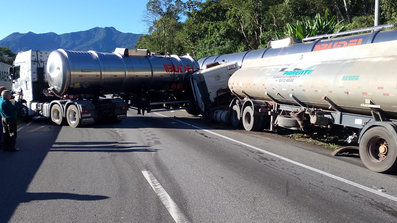 Acidente entre caminhões tanques na BR-277 deixa pista parcialmente interditada