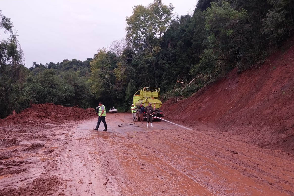 Equipes do DER/PR ajudam a recuperar rodovias de duas cidades no Rio Grande do Sul