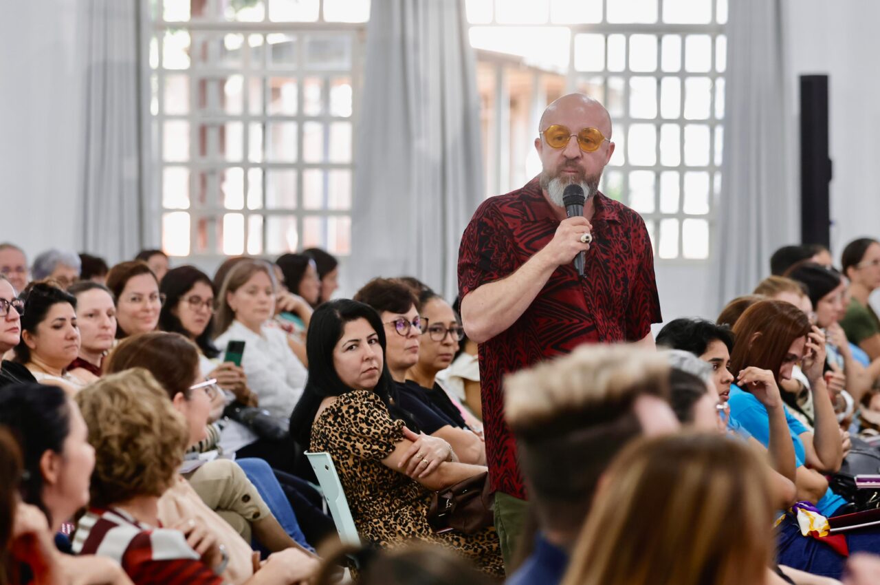 Fabrício Carpinejar ministra palestra a professores em Ponta Grossa