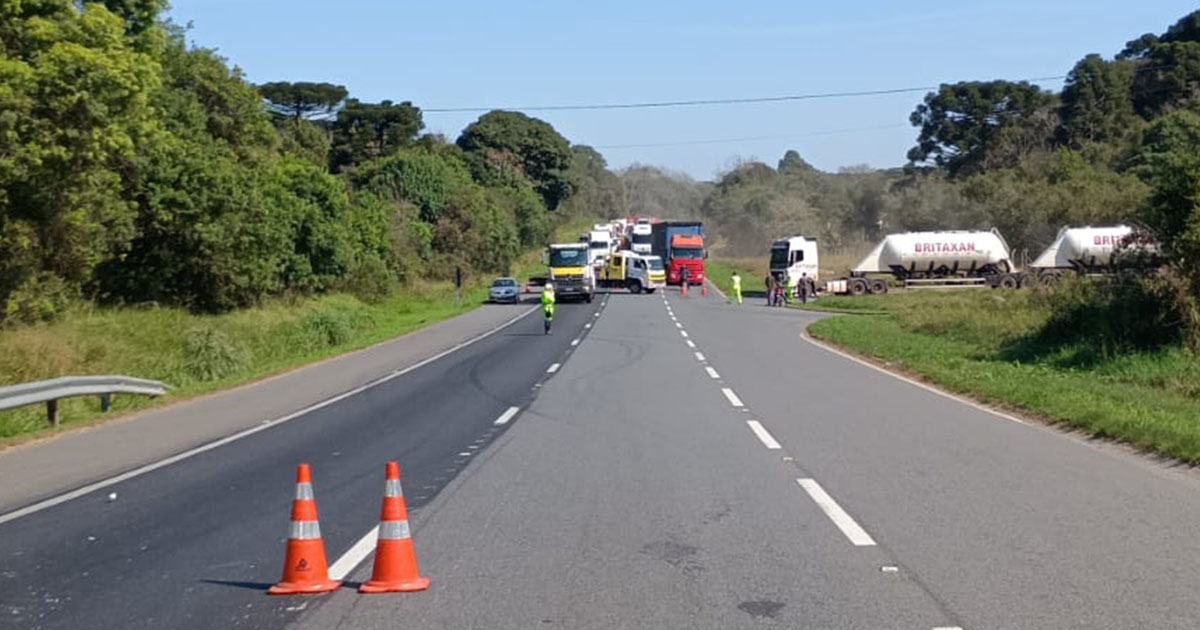 Acidente na BR-277 no km 124 deixa pista sentido Curitiba interditada