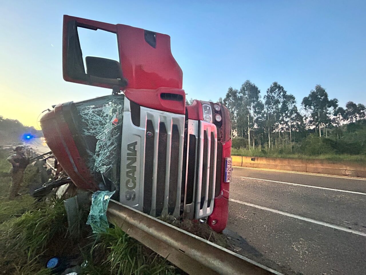 Caminhão tomba e colide com defensa na BR-376