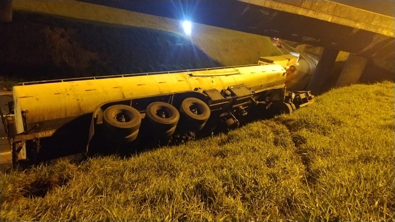 Caminhão perde o controle e tomba em viaduto de PG