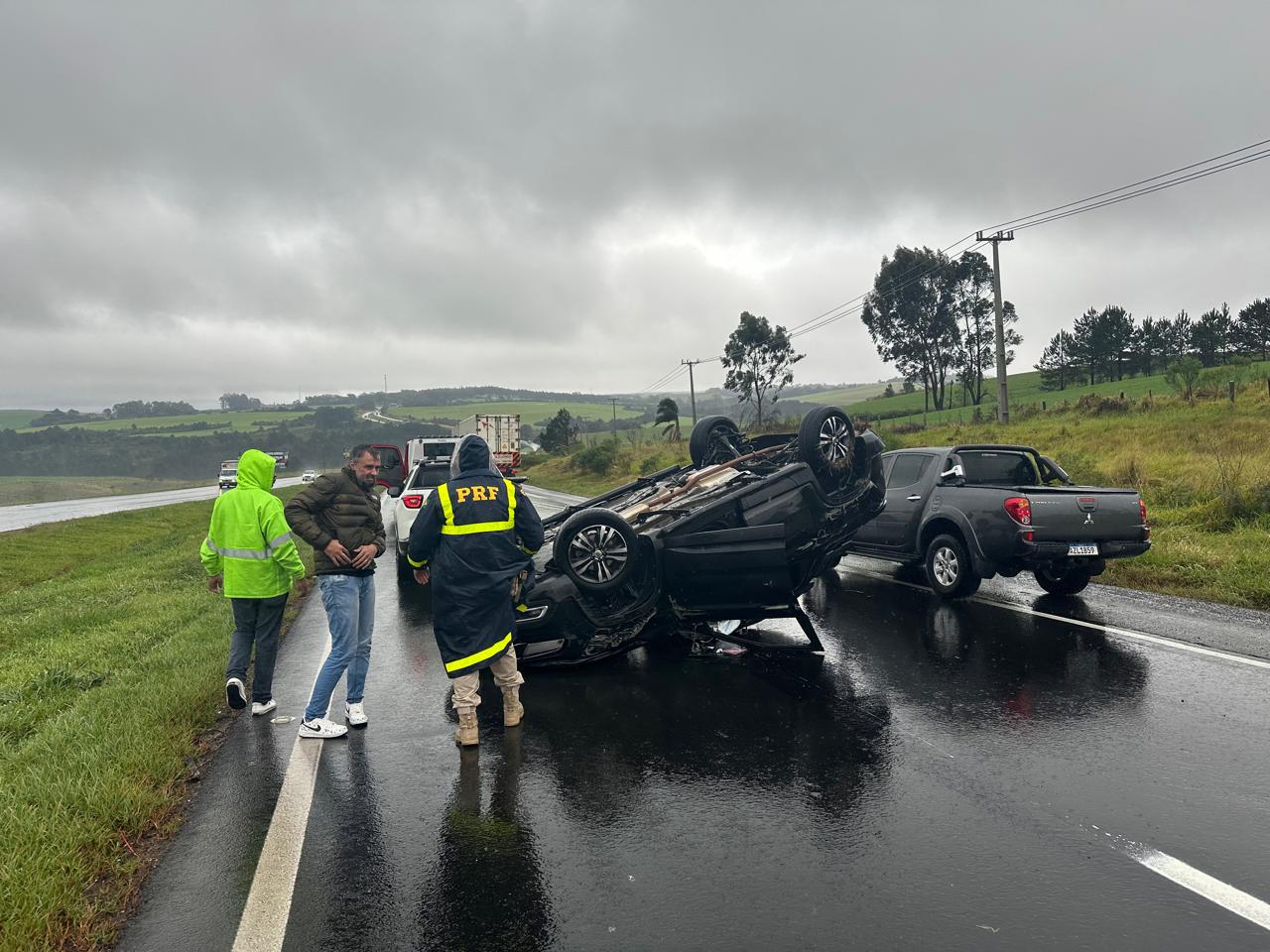 Capotamento deixa três feridos na BR-376