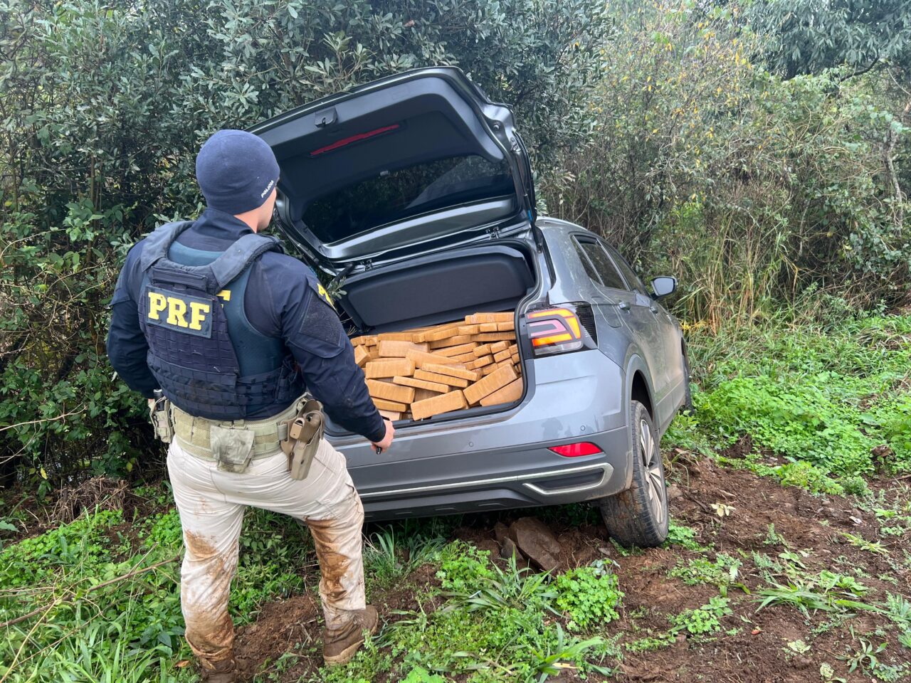 PRF apreende mais de 270kg de maconha e recupera veículo roubado em Guarapuava