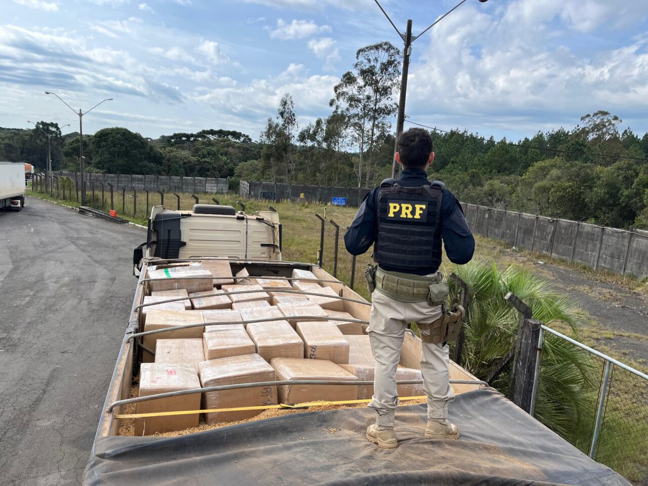 PRF e DENARC apreendem aproximadamente 20 mil unidades de cigarros eletrônicos em caminhão no município de Guarapuava