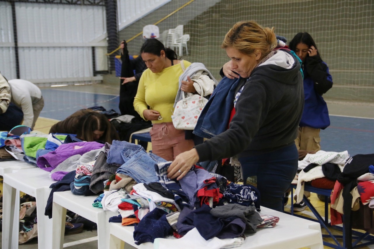 Doe roupas de frio para pessoas em vulnerabilidade social