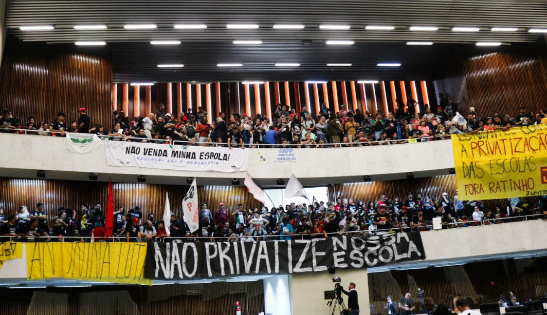 Projeto que terceiriza gestão de escolas estaduais no Paraná é aprovado por deputados