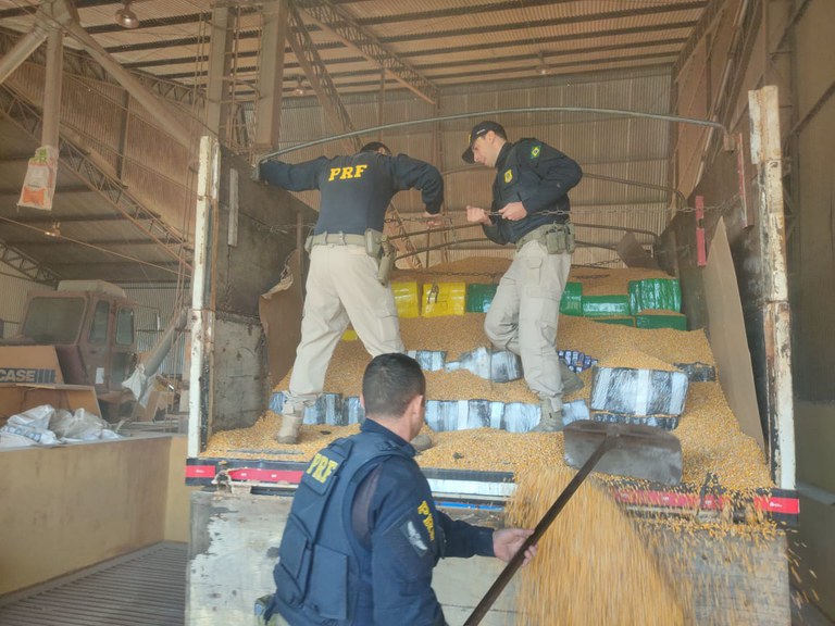 PRF apreende 5 toneladas de maconha na divisa de SP com PR