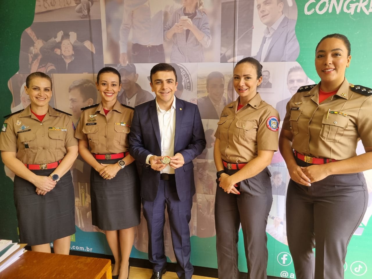 Aliel Machado recebe medalha do Corpo de Bombeiros do Paraná