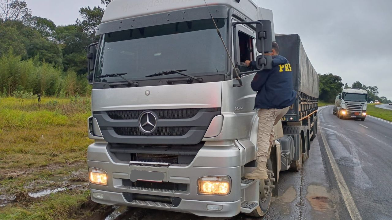 Motorista é encontrado morto por moradores dentro de caminhão na BR-376 em PG