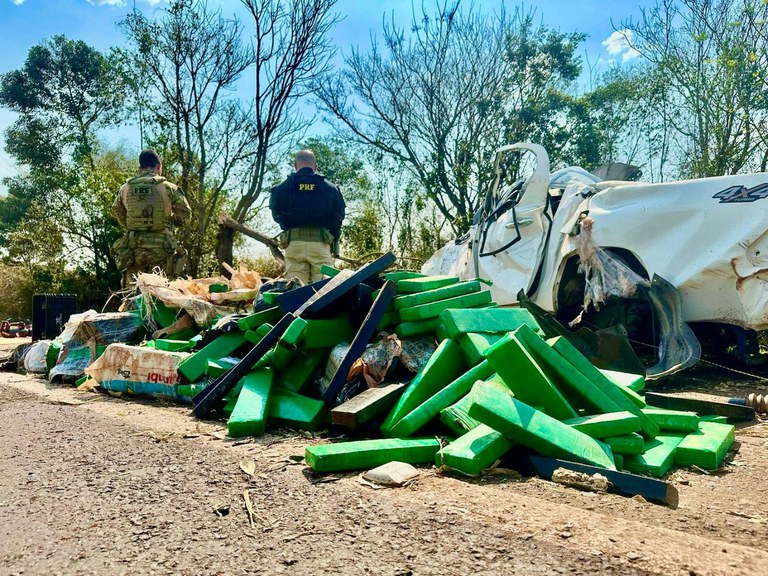 Após perseguição, PRF apreende caminhonete roubada recheada de maconha no Paraná