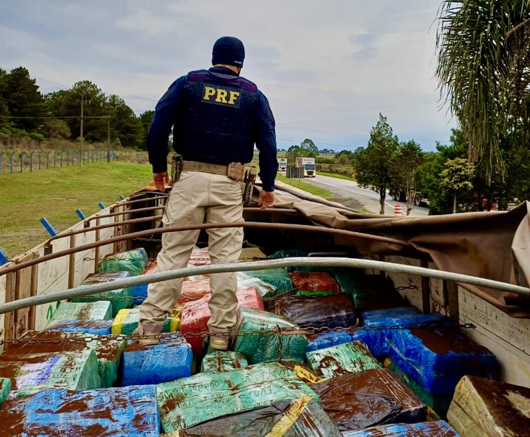 PRF apreende 10 toneladas de maconha na BR-277, entre PG e Curitiba