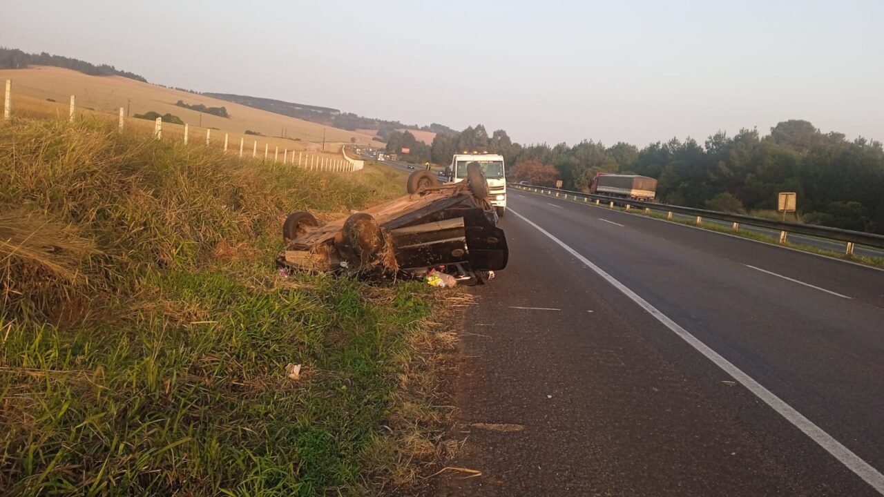 Quatro pessoas ficam feridas em capotamento de veículo na BR-376 em PG