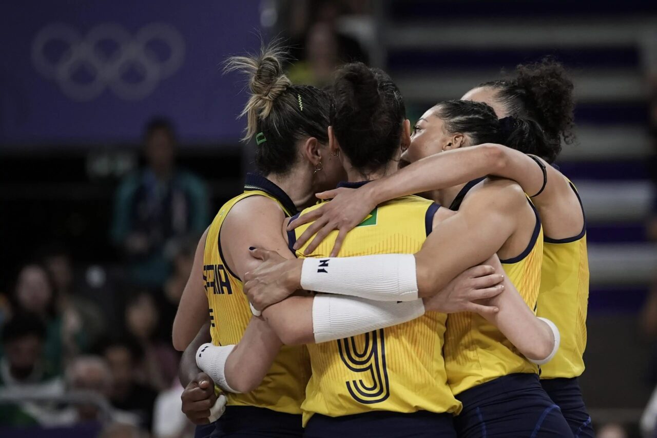 Brasil perde para os EUA e disputará bronze no vôlei feminino