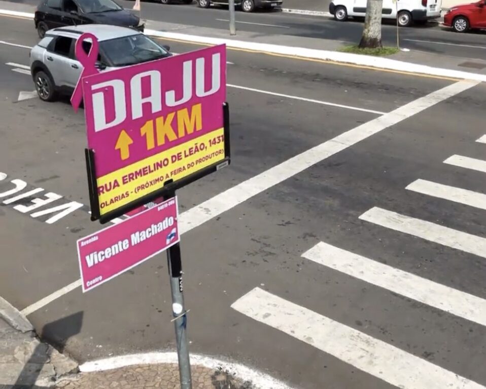 Placas de Esquina promove campanha de prevenção ao câncer de mama com placas rosa em Ponta Grossa