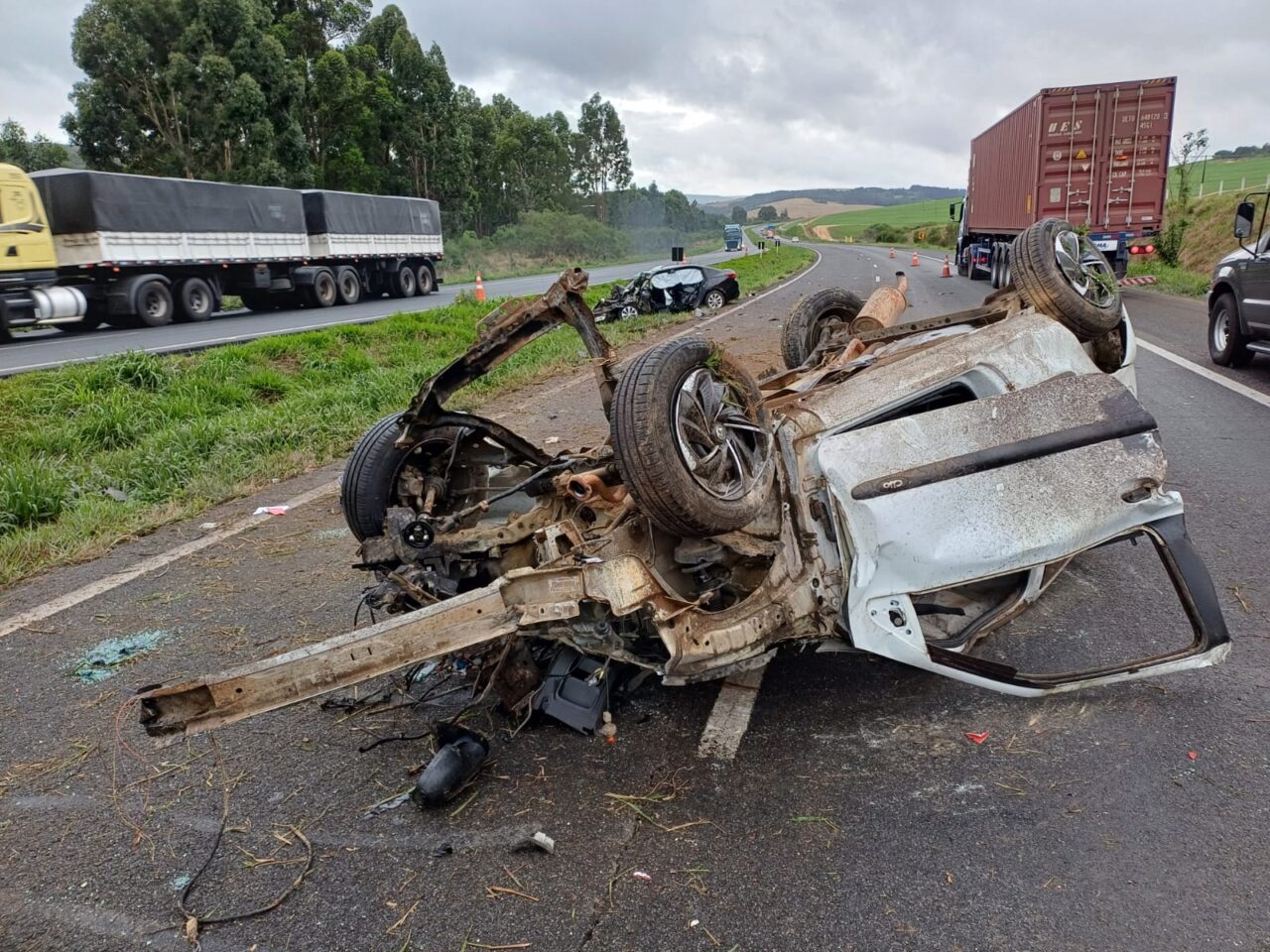 Grave acidente na BR-376 em Ponta Grossa deixa duas vítimas fatais e outras feridas