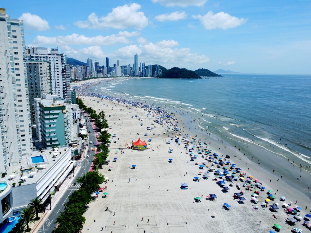 Nós vai descer lá pra BC? Água imprópria na praia Central ainda preocupa