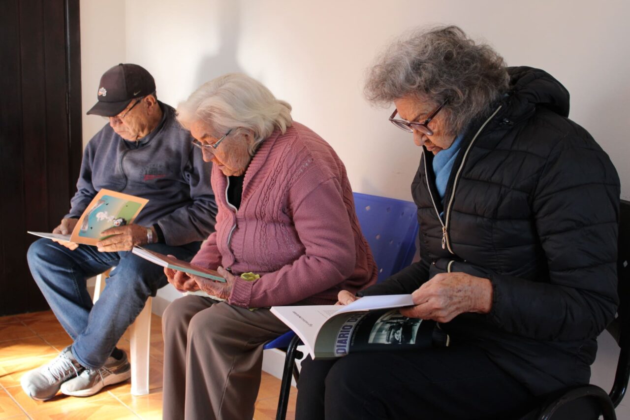 Instituições de idosos em Ponta Grossa recebem 100 livros em ação da Biblioteca Gralha Azul