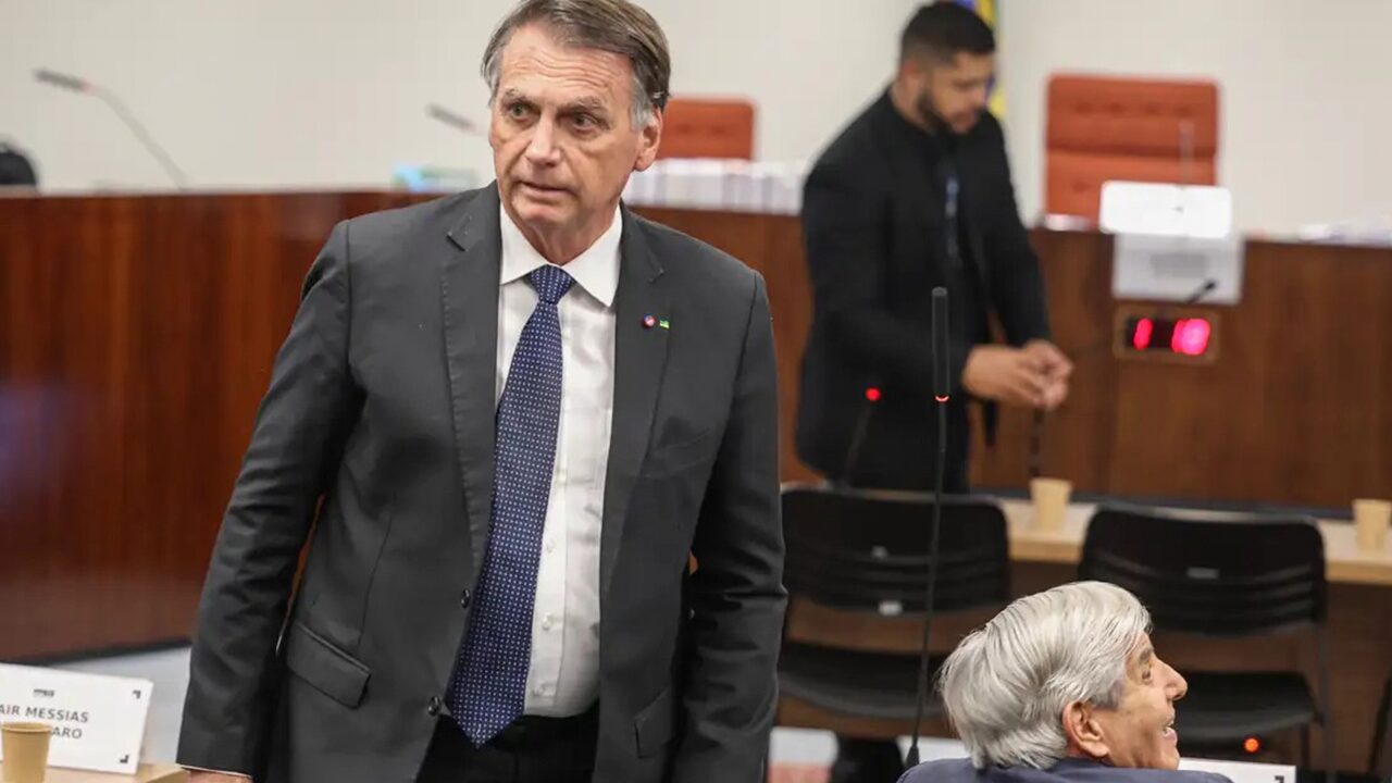 Alexandre de Moraes decreta prisão domiciliar de Jair Bolsonaro