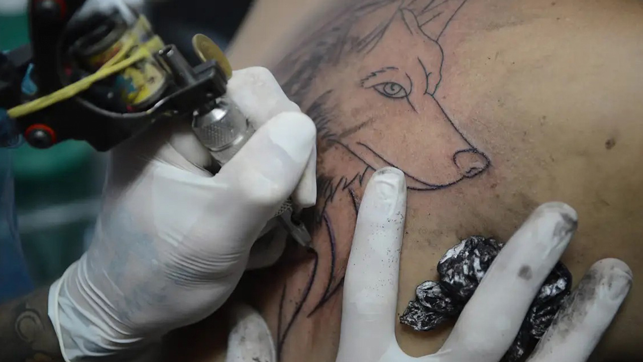 Conselho de Medicina proíbe uso de anestesia para fazer tatuagens