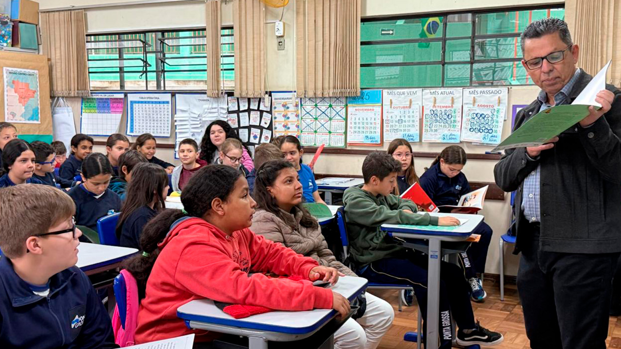 Miguel Sanches Neto realiza palestras sobre literatura em escolas