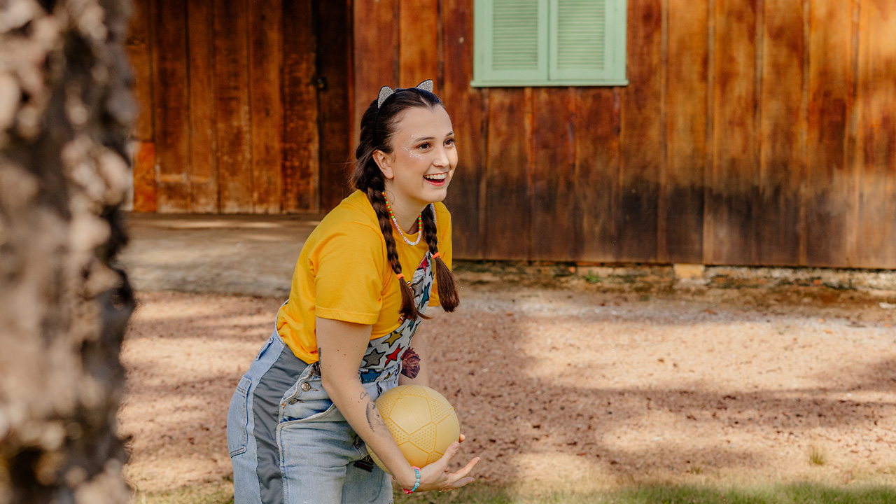 Pontagrossauros Podcast recebe Caroline Soares, a Tetêga, para falar sobre recreação infantil nesta terça (23)