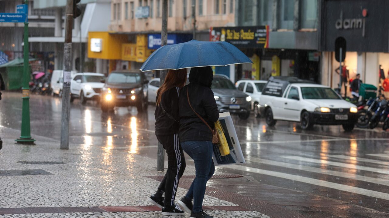 Frente fria e baixa pressão provocam chuva e queda de temperatura no Paraná nesta semana