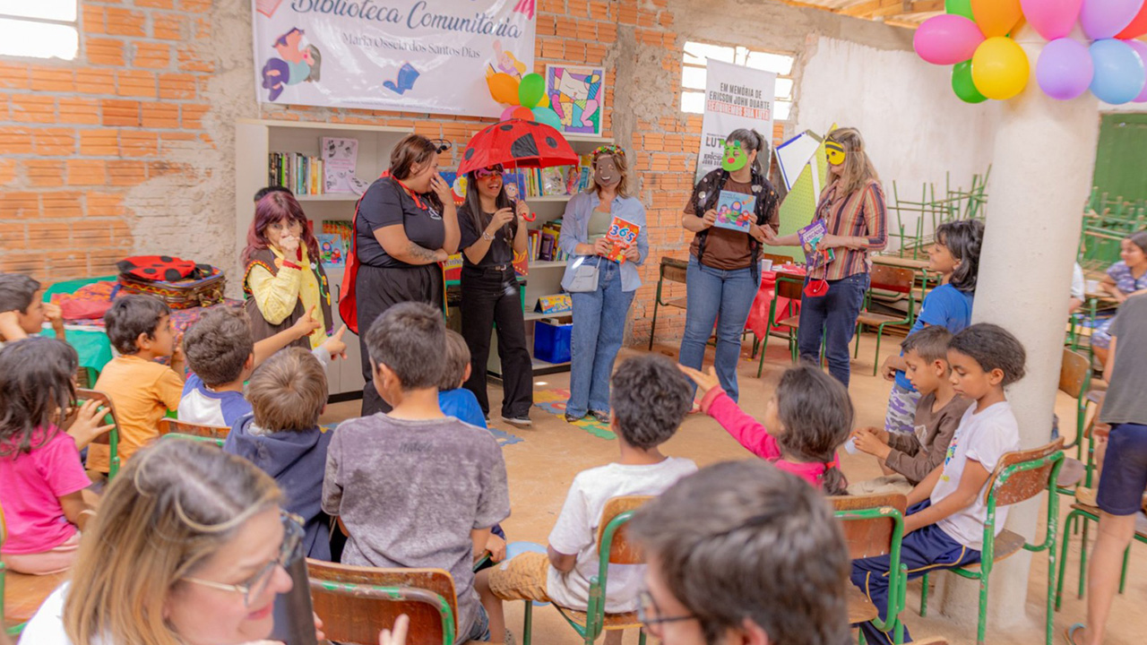 Alunos e professores da UEPG inauguram biblioteca comunitária na Ocupação Ericson John Duarte