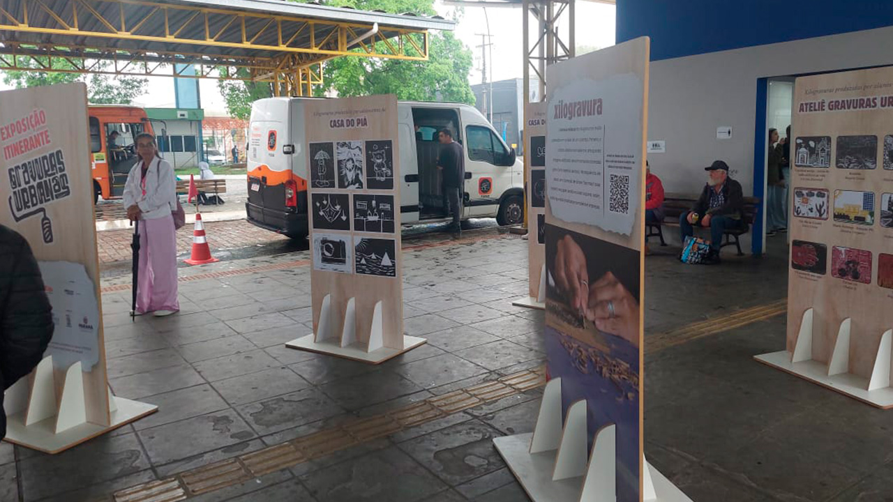 Terminais de ônibus de PG recebem exposição de xilogravuras