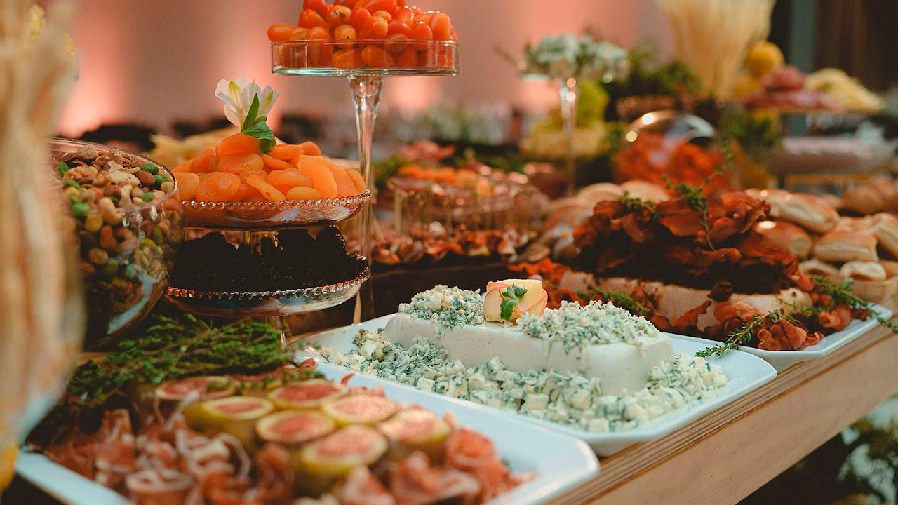 Conquiste seus convidados desde o início com as ilhas de antepastos personalizadas da Zander Eventos