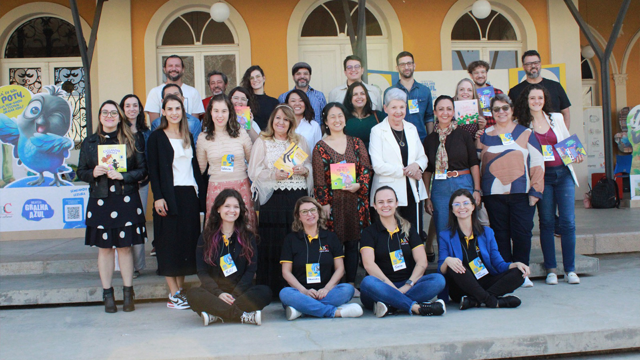 Biblioteca Gralha Azul abre inscrições para concurso de textos infantojuvenis