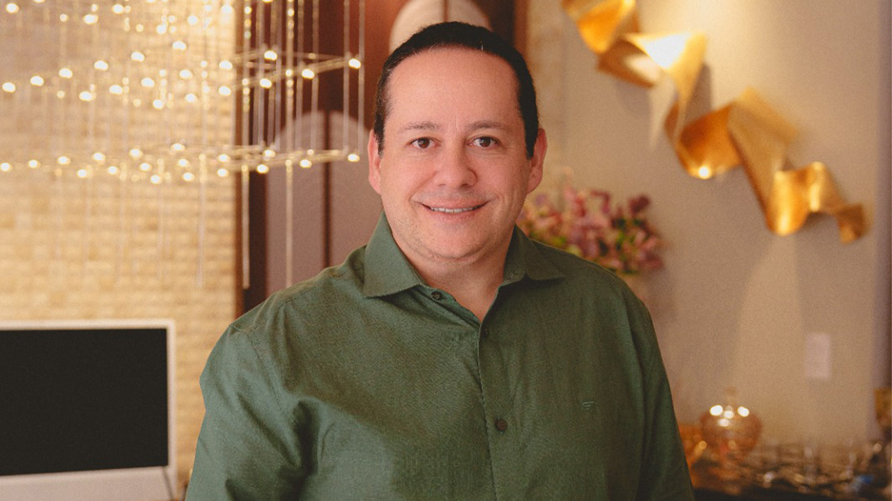 Pontagrossauros Podcast recebe Rômulo Cury, colunista social e produtor de eventos, nesta quinta (13)