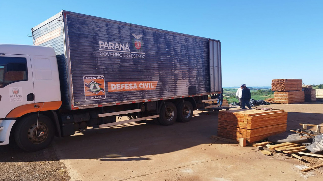 Ponta Grossa começa a receber telhas do Estado após chuva de granizo