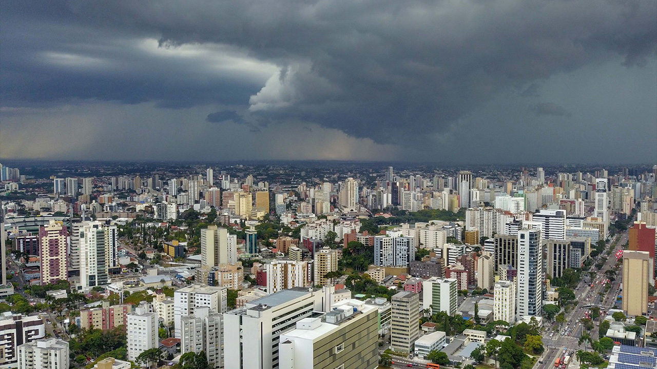 Chuva chega na virada do ano e ameniza o calor intenso no Paraná