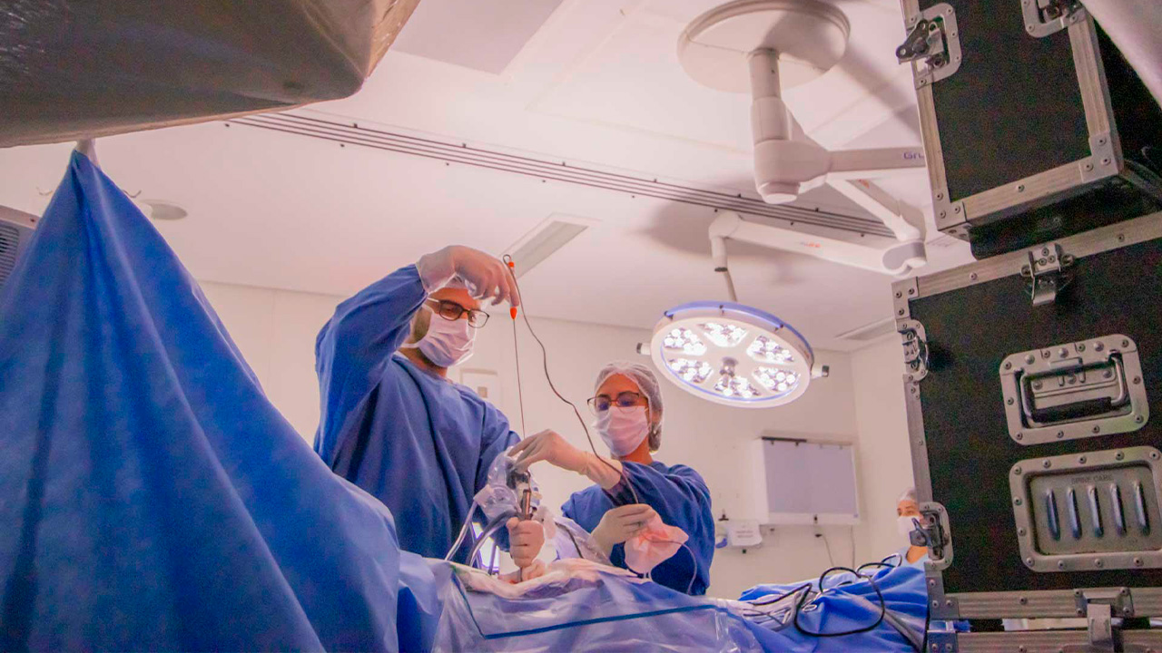 HU-UEPG realiza cirurgias inéditas de endoscopia de coluna pelo SUS