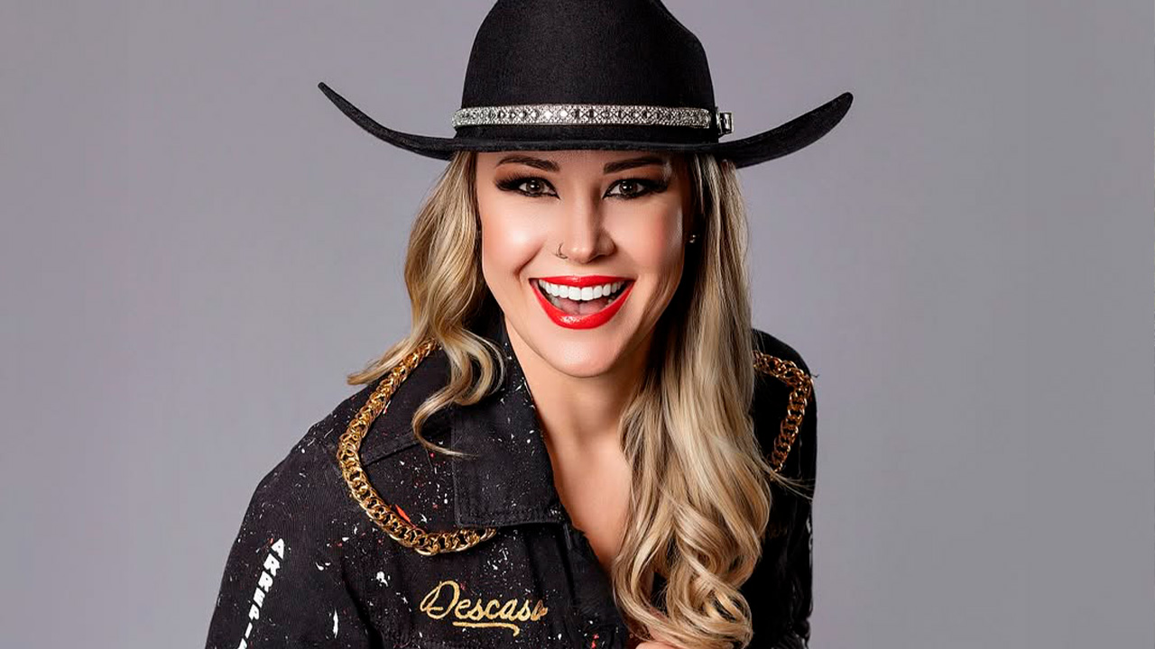 Carol Muniz se apresenta no Mercenários Gastrobar com sertanejo, country e pop nesta sexta (19)
