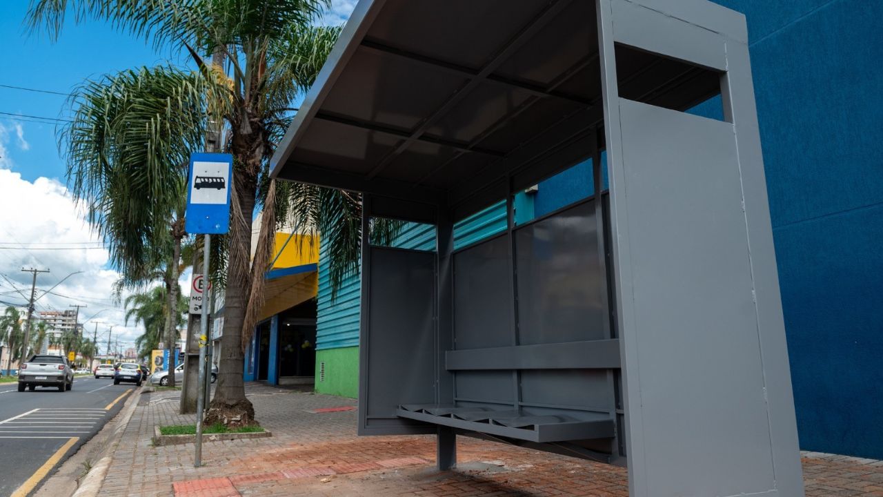 Ponta Grossa inicia instalação de 52 novos pontos de ônibus em bairros da cidade