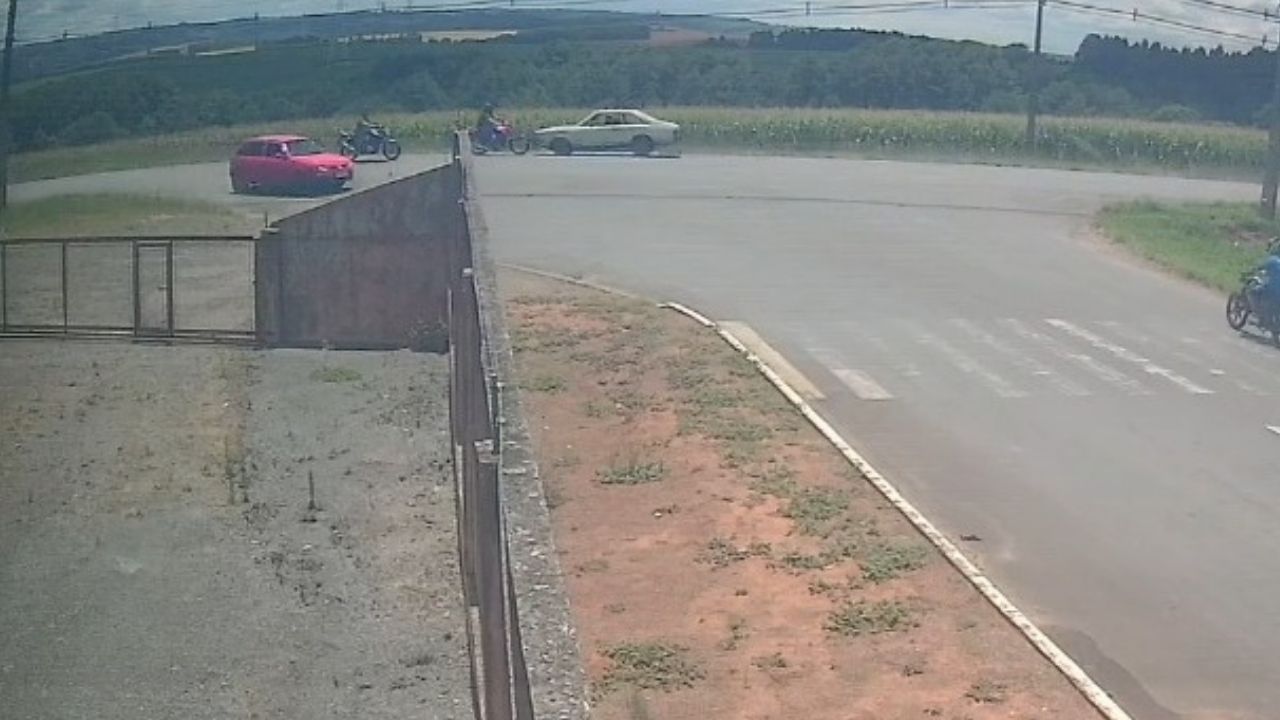 Colisão frontal entre carro e moto deixa jovem de 23 anos gravemente ferida na BR-153