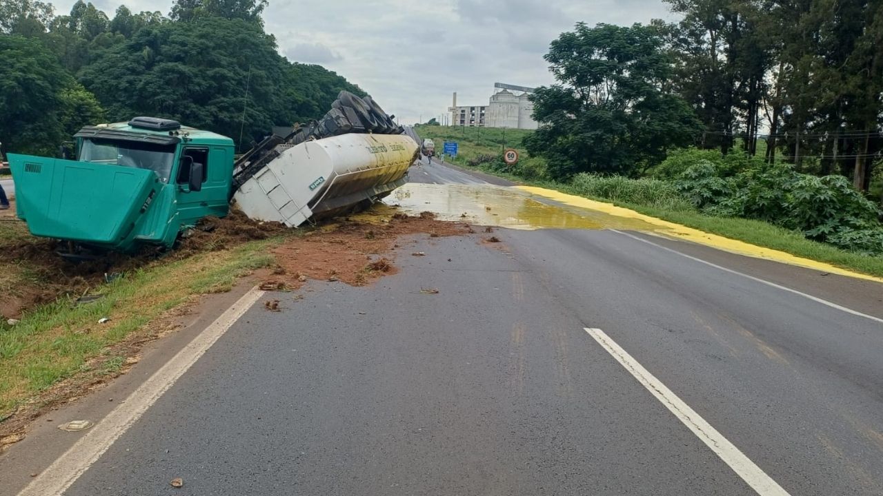 Pneu estourado causa colisão entre carretas e vazamento de óleo vegetal em córrego da BR-376, em Ponta Grossa