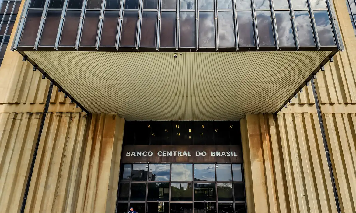 Mercado eleva previsão da inflação para 5,04% este ano