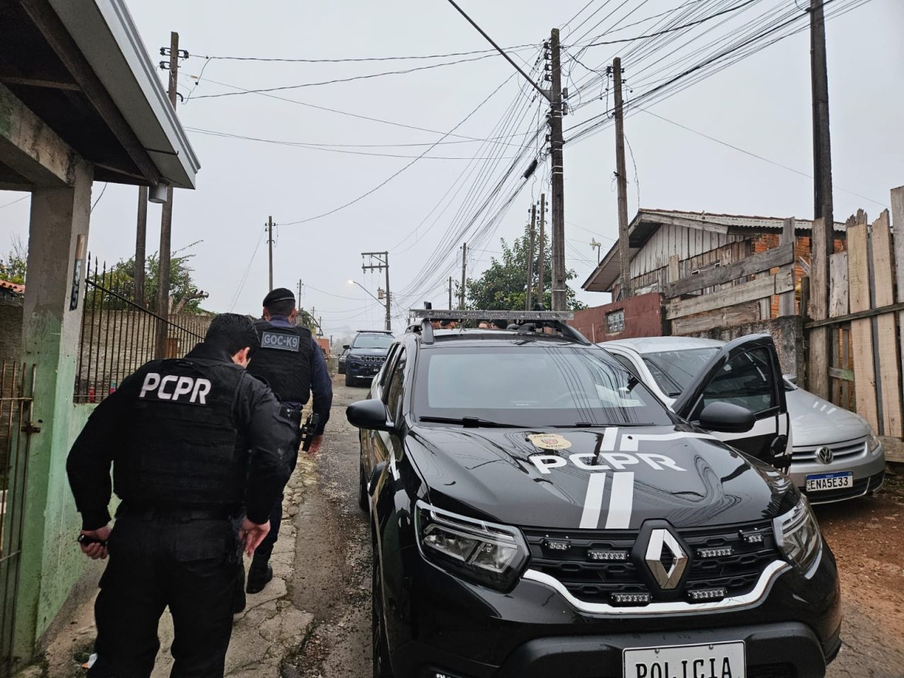Operação da Polícia Civil prende três suspeitos por tráfico e apreende drogas e 16 celulares em Castro