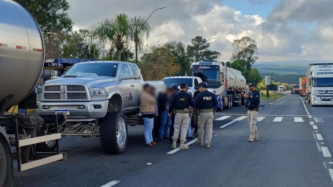PRF flagra pela 6ª vez homem nunca habilitado conduzindo Dodge RAM ilegalmente modificada em Tibagi (PR)