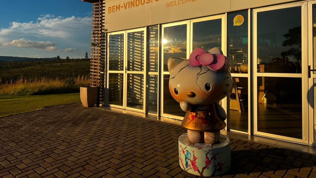 Entre natureza e laços vermelhos: Hello Kitty Parade chega ao Parque Estadual de Vila Velha