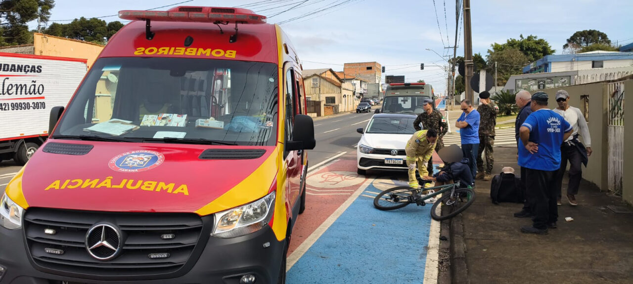 Homem sofre corte no supercílio e escoriações após acidente envolvendo carro e bicicleta em Uvaranas