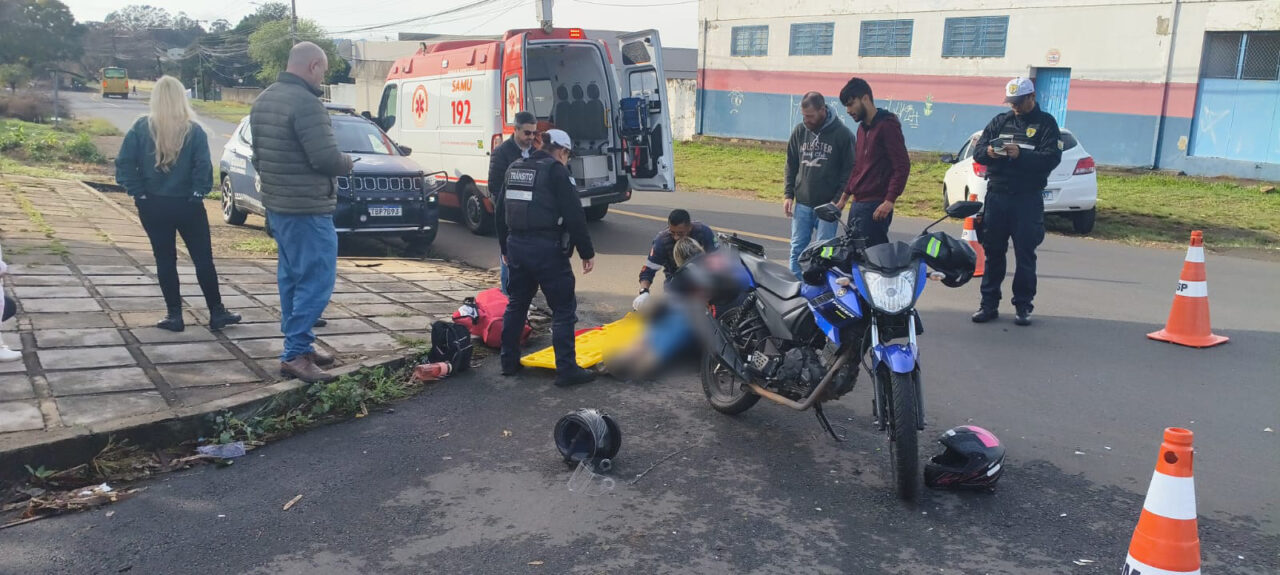 Colisão entre carro e moto deixa casal ferido e gera momento de tensão em cruzamento no bairro Uvaranas