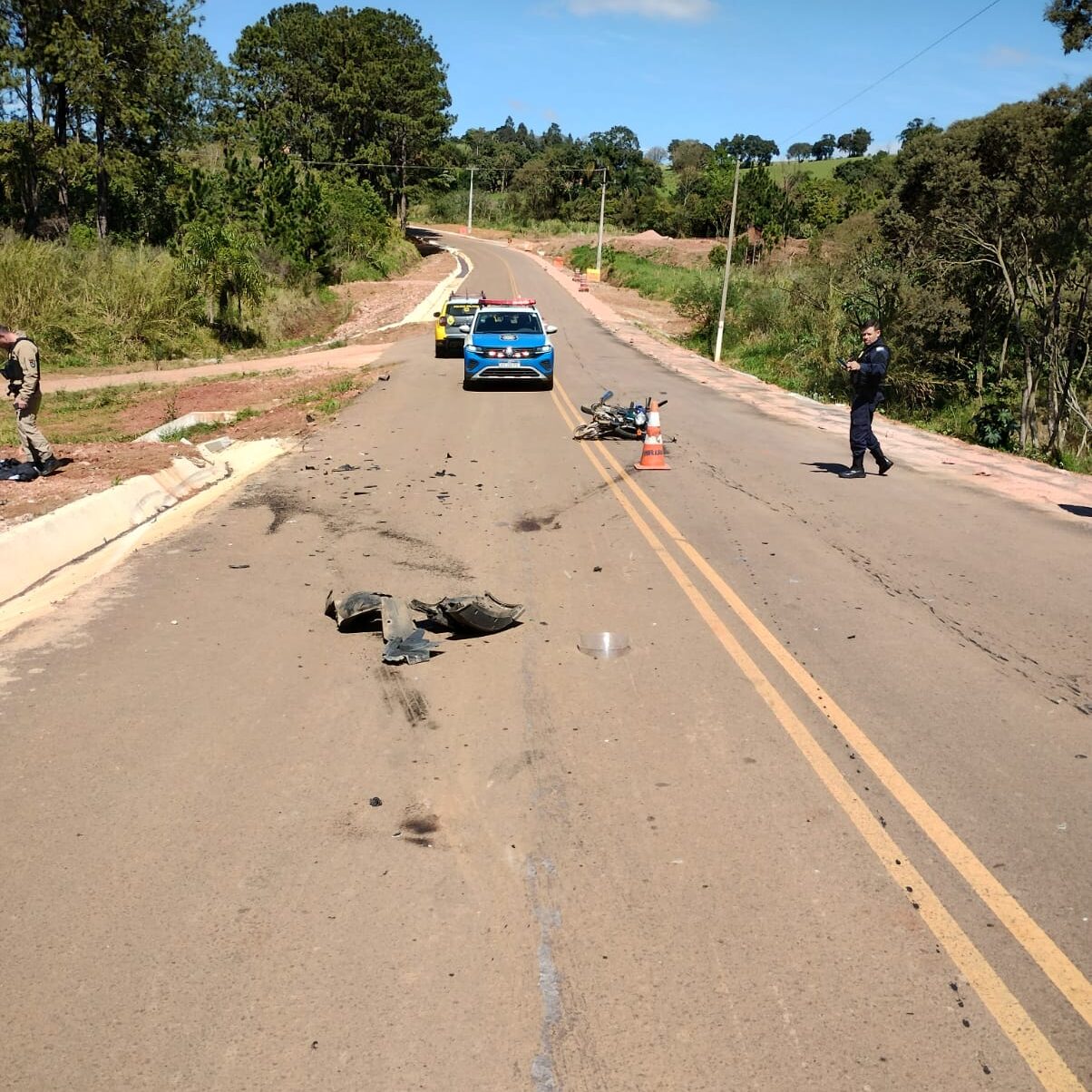 Motociclista fica gravemente ferido após batida frontal; motorista foge e abandona carro em lavoura