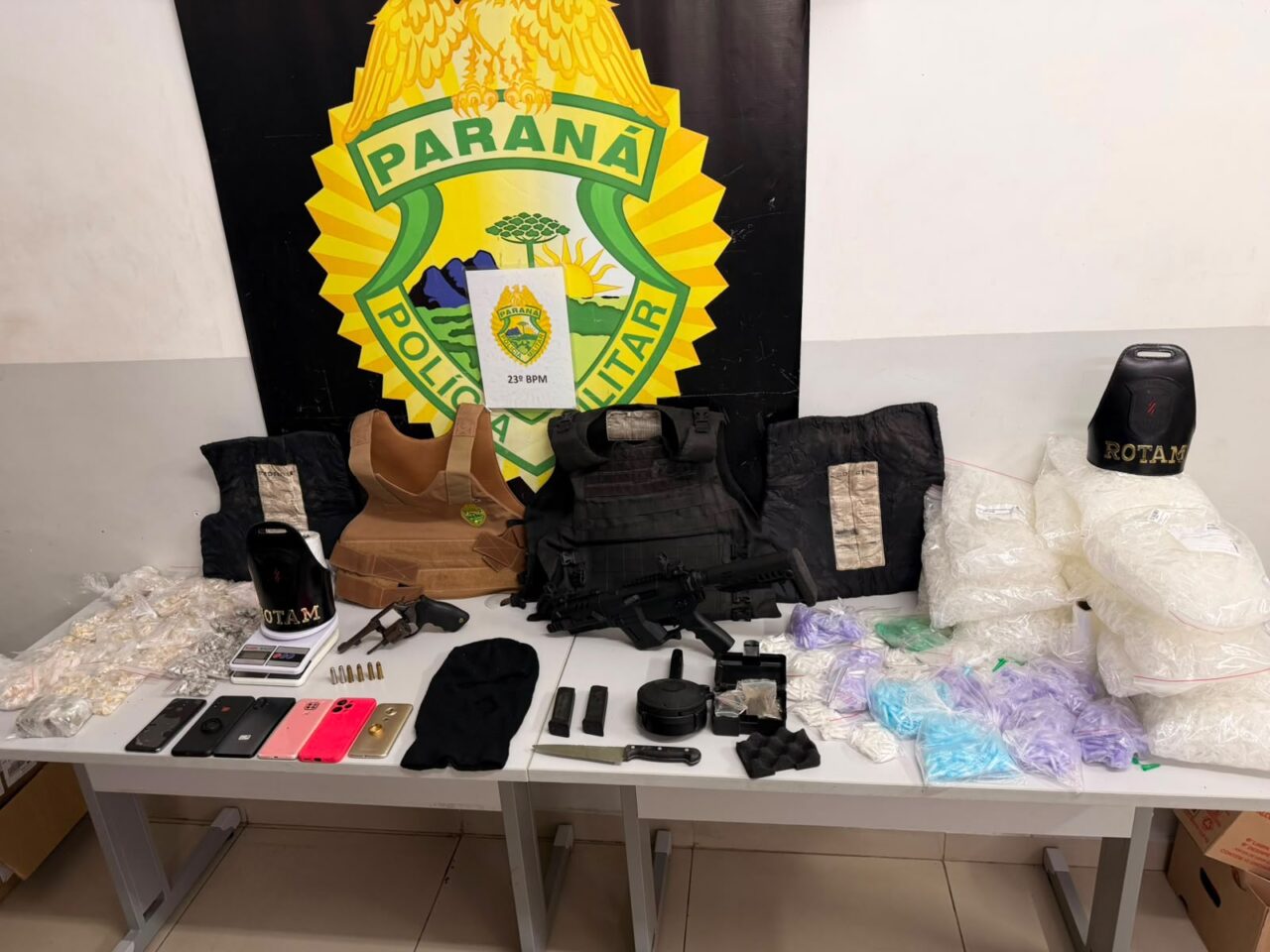 ROTAM intercepta veículo, prende casal e descobre arsenal e drogas em Curitiba